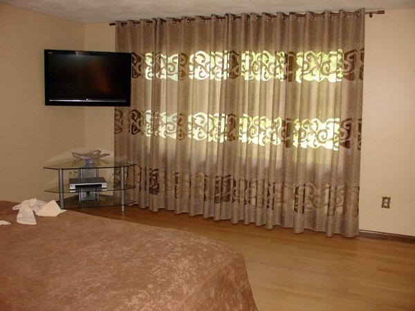 06-24-2008_05_Curtains_BedRoom